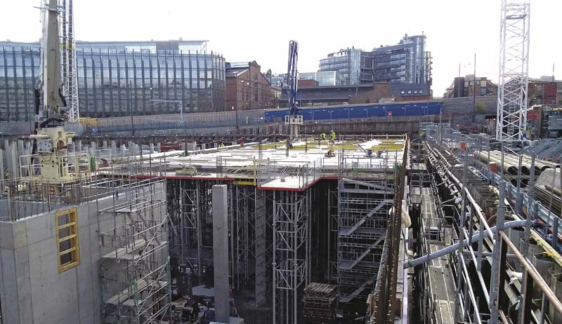 Eine Kombination aus Topmax-Stahlrahmendeckentischen und Gass-Stütztürmen bringt die bis zu 50 Zentimeter starken Decken in bis zu 7,65 Meter Höhe in Form.     (Foto: Hünnebeck)