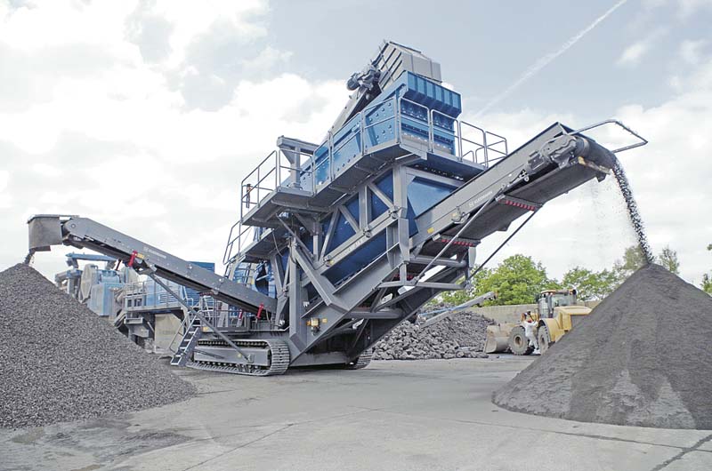 Der mobile Prallbrecher Mobifox MF 16 S bereitet im belgischen Hoboken in der zweiten Brech-stufe Schlacke für Betonanwendungen auf.   (Foto: Kleemann GmbH)