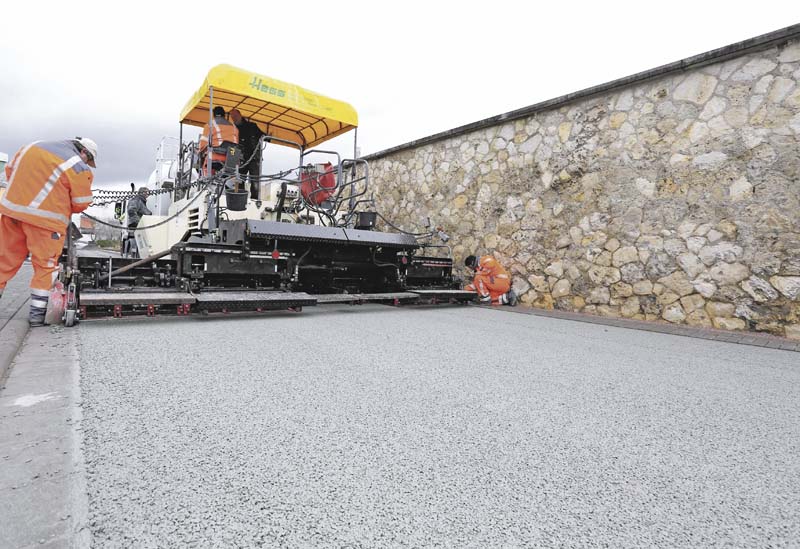 Einbau des Dränbetons mit einem Fertiger.   (Foto: Sika Deutschland GmbH)