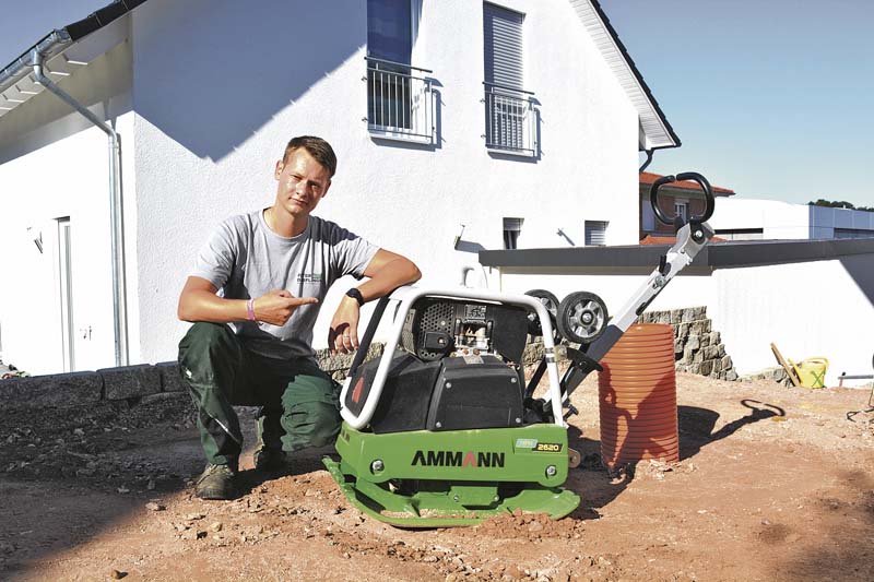 Ein erfolgreiches Team: Garten- und Landschaftsbaumeister Peter Dörflinger und seine neue Rüttelplatte APR 2620 von Ammann.    (Foto: Ammann Verdichtung)