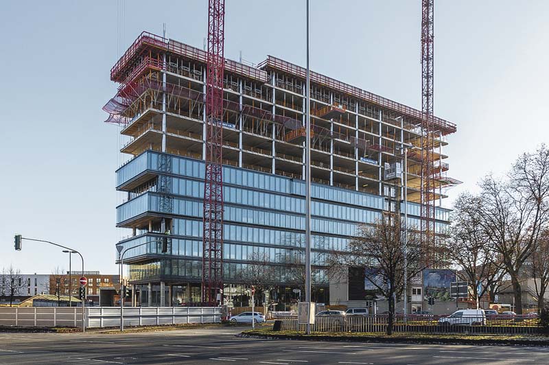 Der 62 Meter hohe, modern gestaltete Gebäudekomplex wird die neue Deutschlandzentrale des Kosmetikkonzerns L‘Oréal.  (Foto: PERI GmbH)