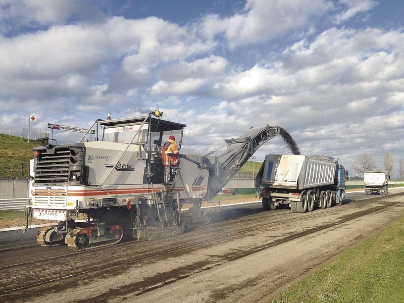 Unterbrechungsfreie Fräsvorgänge durch Wechsel von einer Totalstation zur nächsten verhindern die Entstehung von Unebenheiten durch Maschinenstopps.    (Foto: Trimble)