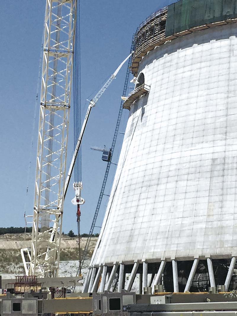 Vor allem die Geometrie des Kühlturms stellte die Montage des Aufzugs vor immense Herausforderungen.   (Foto: GEDA Dechentreiter GmbH & Co. KG)