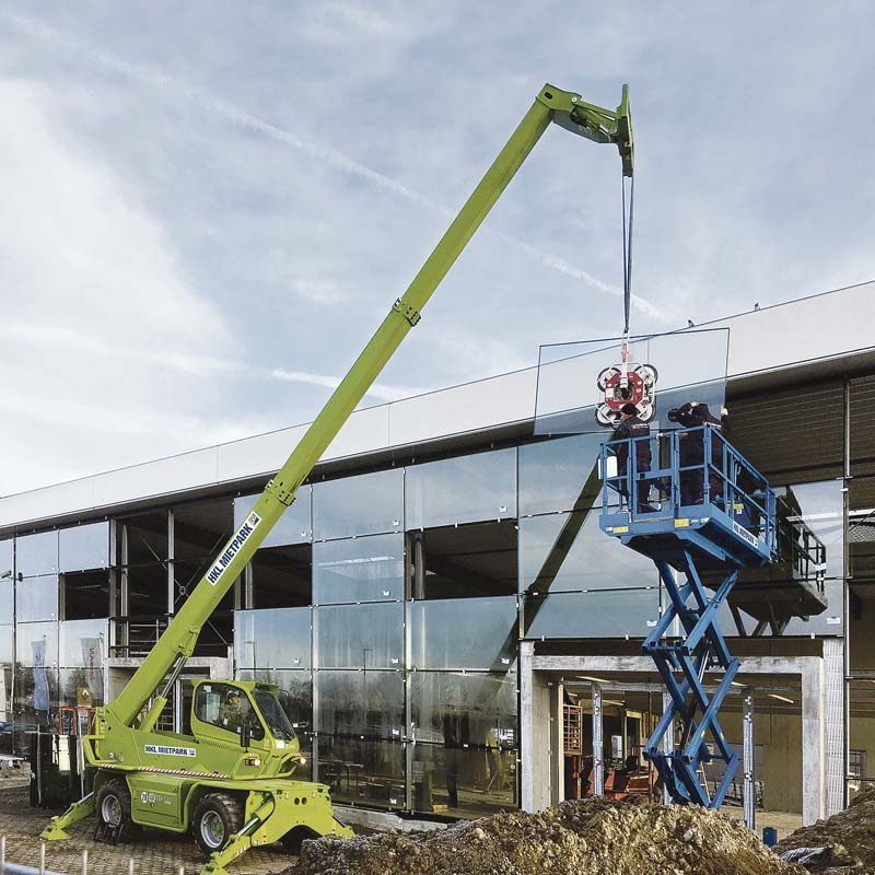 Der Merlo-Roto-Teleskoplader von HKL wurde eigens für die Beförderung von Glasscheiben mit einer Glassauganlage ausgestattet.   (Foto: HKL Baumaschinen GmbH)