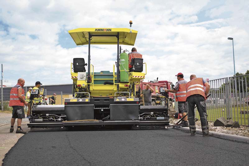 Der Asphaltfertiger AFT 500 spielt beim Deckschichteinbau seine gesamte Arbeitsbreite aus.   (Foto: Ammann Group)
