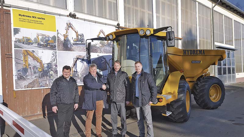 V.l.: Hydrema-Vertriebsleiter Martin Werthenbach, Stefan Rißel und Hydrema-Servicechef Mario Haun.  (Foto: Hydrema Baumaschinen GmbH)