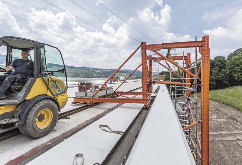 Trotz großzügig dimensionierter Arbeitsräume wiesen die Hängegerüste ein geringes Gewicht auf: Inklusive Ballast wog jede Einheit nur vier Tonnen.  (Foto: PERI GmbH)