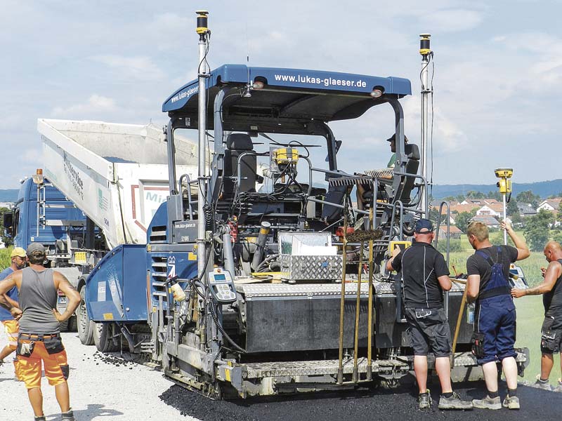 Antennen, Display und Laserempfänger am Fertiger: Damit war der reibungslose Einbau möglich.   (Foto: Topcon Deutschland Positioning GmbH)