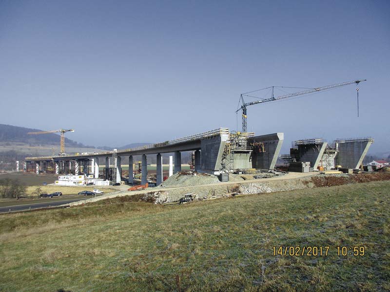 Zum Einsatz bei den laufenden Hoch- und Brückenbauarbeiten kommen vier Liebherr-Turmdrehkrane: 202EC-H, 63K, 65K und 42KR.1.    (Foto: Gerd Wedekind Baumaschinen GmbH)