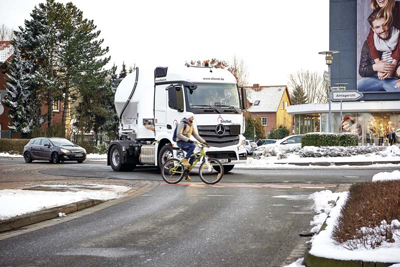 Der neue radargestützte Abbiege-Assistent warnt akustisch und optisch.  (Foto: Daimler AG)