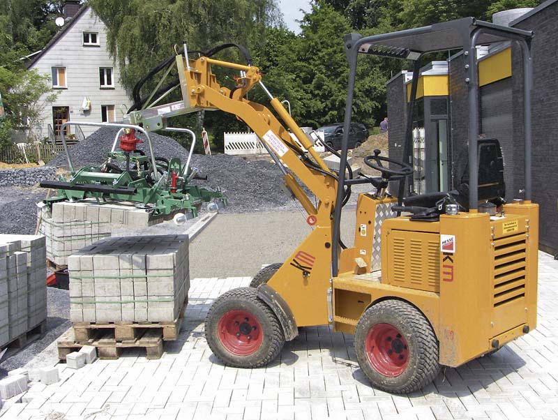 Die bis zu 20 Stundenkilometer schnellen knickgelenkten Multifunktions-Radlader sind mit und ohne Kabine erhältlich, serienmäßig mit Schutzdach.   (Foto: Hesse Maschinen- und Gerätevertriebs GmbH)