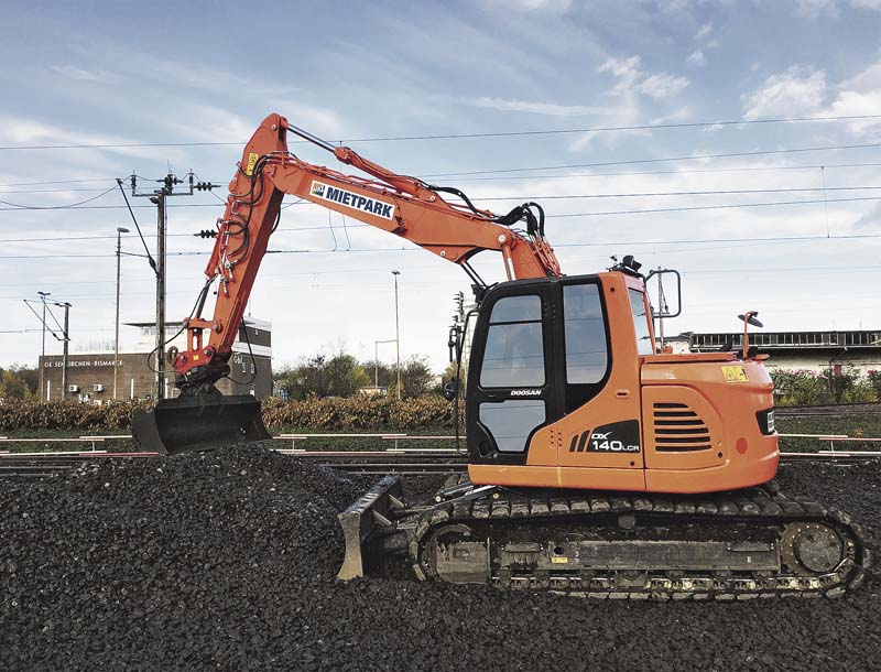 Starker Helfer im Gleisbau: Ein leistungsstarker 15-Tonnen-Raupenbagger Doosan DX 140 von HKL.  (Foto: HKL Baumaschinen GmbH)
