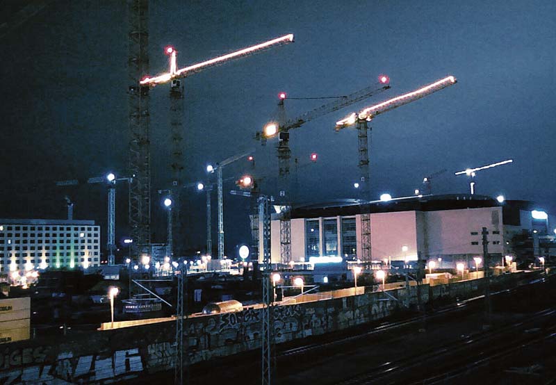 Mittlerweile ein gewohntes Bild: Krane über Berlin. Blick von der Warschauer Brücke bei Nacht auf die Mercedes-Benz-Arena in Friedrichshain.   (Foto: Heiko Metzger)