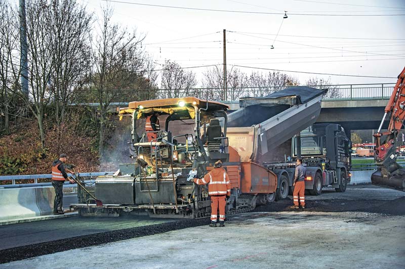 Die hohe Bedienfreundlichkeit des Vögele SUPER 1900-2 überzeugte den Fertigerfahrer Pascal Reichmann.   (Foto: Wirtgen Group)