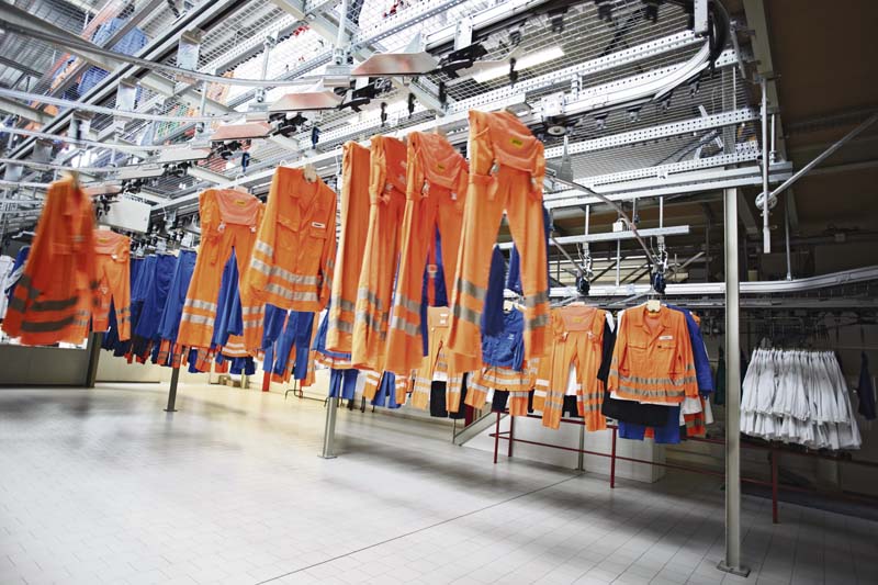 Nur was auch nach der Wäsche der geforderten Norm entspricht, darf in der Praxis weitergetragen werden.   (Foto: DBL GmbH)