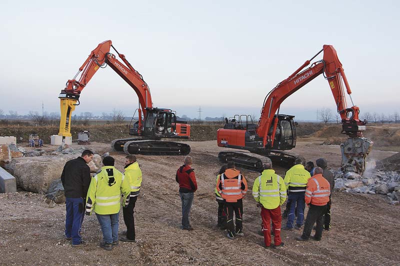 Ganz nah dran an der Praxis: In Kleingruppen werden die täglichen Aufgabenstellungen erörtert und direkt auch mit den Maschinen geübt.   (Foto: Kiesel GmbH)