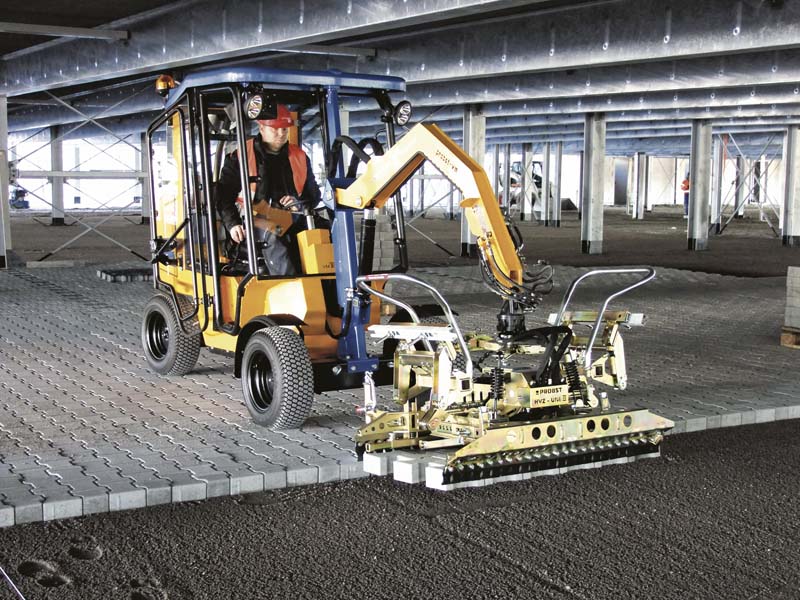 Die Verlegemaschine VM-301-K-Pavermax in Verbindung mit der dazugehörenden hydraulischen Verlegezange HVZ-UNI-II beim Pflasterverlegen.    (Foto: Probst GmbH)