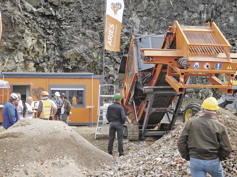 Impaktor 250 im Einsatz auf der Fachmesse Steinexpo.  (Foto: Arjes GmbH)