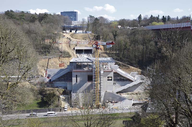 Der Luxemburger Pendlerbahnhof ist Teil des Gesamtkonzeptes „Mobilität“. Der untere Gebäudekomplex zeigt den Pendlerbahnhof, der über Treppen und einen Aufzug mit der Rue Saint – Mathieu  verbunden ist.    (Foto: Paschal-Werk G. Maier GmbH)