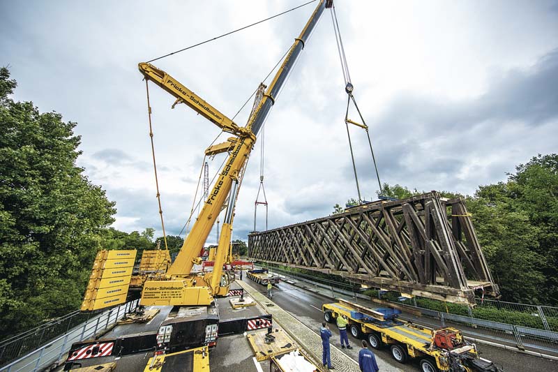 Um ein Bauwerk dieser Dimension sicher zu bewegen, wurde die Brücke zunächst in drei Teile mit 56 Meter, 37 Meter und 28 Meter Länge geschnitten.  (Foto: Schmidbauer-Gruppe)