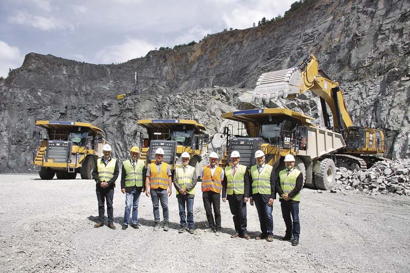 Gemeinsame Inbetriebnahme des 140-Tonners.  (Foto: Zeppelin Baumaschinen GmbH)