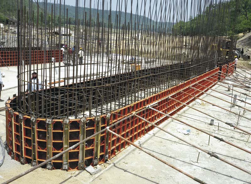 Mit der Raster werden über 50.000 Quadratmeter geschalt, um einen weiteren Staudamm in Indien zu realisieren.   (Foto: Paschal-Werk G. Maier GmbH)