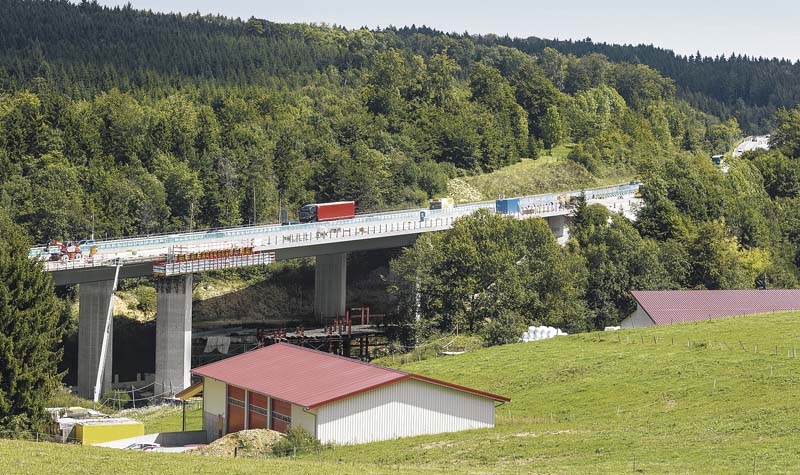 Während der Arbeiten wird der Verkehr auf der A81 im Baustellenbereich auf dem bereits fertiggestellten Überbau geführt.   (Foto: PERI GmbH)