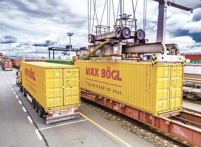 Verladung auf den Güterzug am Güterbahnhof Nürnberg.   (Foto: Max Bögl Wind AG, Fotograf: Reinhard Mederer)