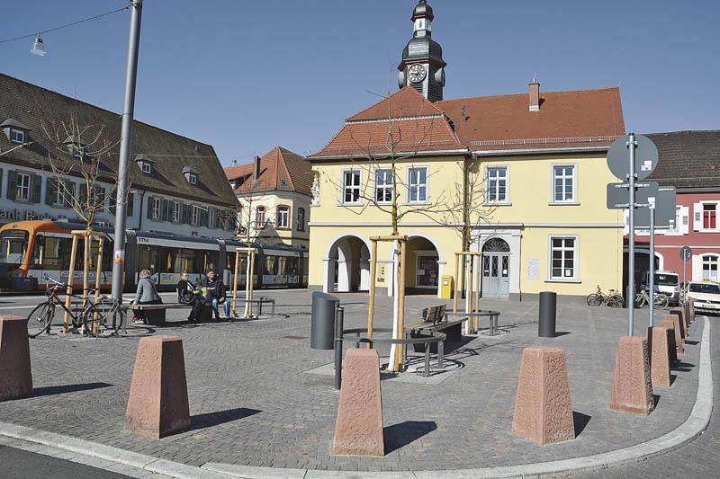 Durch die Sanierung erhält der Platz ein neues Gesicht, auch das Segmentbogenpflaster leistet hierzu einen wichtigen Beitrag.   (Foto: Betonwerk Pfenning GmbH)
