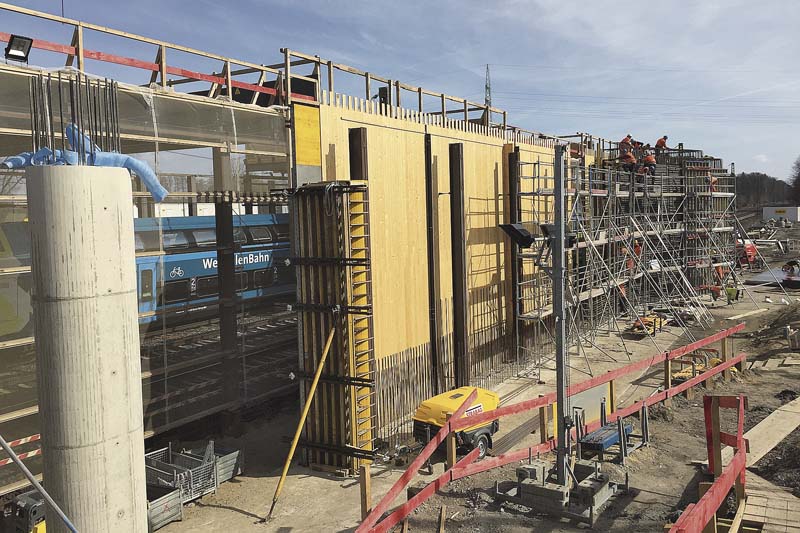 Das Brückenbauwerk wurde unter laufendem Bahnbetrieb erstellt.  (Foto: Ulma Betontechnik und Gerüste GmbH)