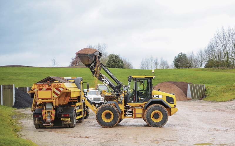 Für den JCB 417 gibt es drei Hubarmkonfigurationen: Zum Beladen hochwandiger Lkws ist eine maximale Überladehöhe von 4,2 Meter möglich.    (Foto: JCB)