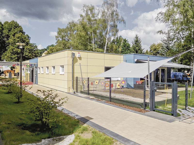Die Außenfassade der Modulanlage wurde mit farbigen Faserzementplatten gestaltet.  (Foto: Zeppelin Rental)