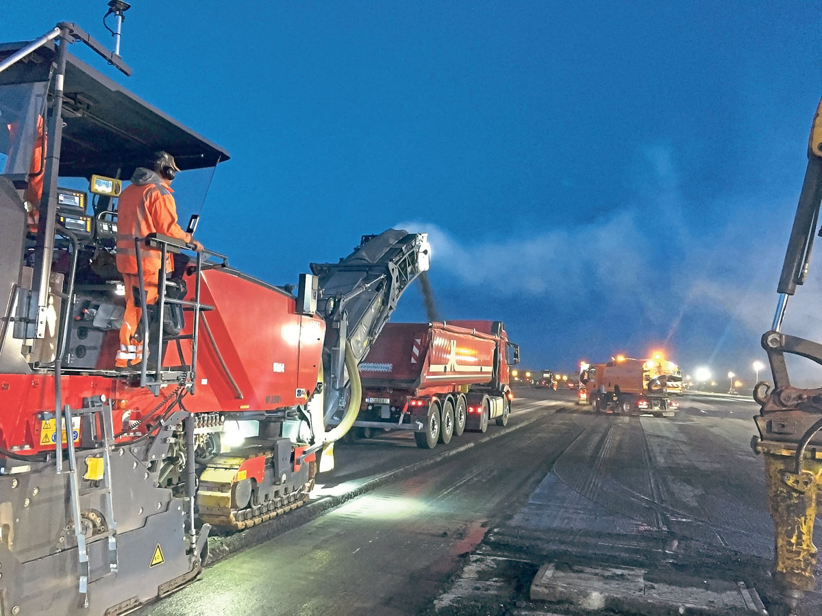 er Fräsvorgang startet, sobald die Maschinensteuerung mit den 3D-Daten versorgt ist. (Foto: Topcon)