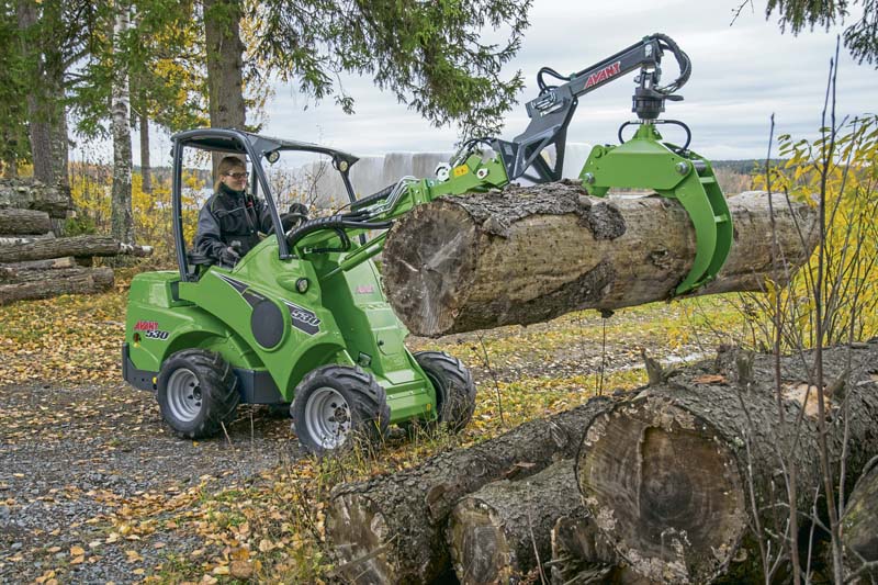 Der neue Avant 530 im Einsatz mit Holzgreifer.  (Foto: Avant Tecno Deutschland GmbH)