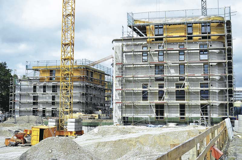 Baukörper aus Beton, Penthouse aus Holz: Nach den Plänen von delaossaarchitekten ließ KLAUS Wohnbau auf einem parkähnlich angelegten Areal an der Max-Bill-Straße in München-Schwabing je zwei trapezförmige Vier- und Fünfgeschosser errichten.   (Foto: Achim Zielke)