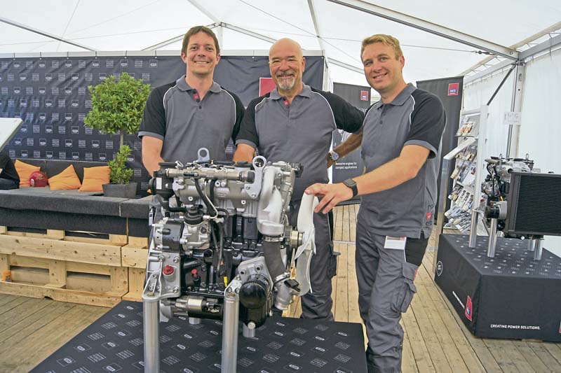 „Hatz H-series Tech Day“ in der Kiesgrube Felding. Im Bild (v.l.) am neuen Dreizylindermotor 3H50TIC: Dr. Simon Thierfelder (Gesamtleiter Forschung & Entwicklung bei Hatz),  Wolfram Hatz ( Mehrheitsgesellschafter und Beiratsvorsitzender bei Hatz) und Bernhard Richter-Schützeneder (Gesamtleiter Vertrieb & Marketing bei Hatz).   (Foto: Puttins)