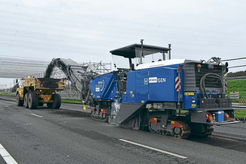 Die automatische, präzise Steuerung der Fräsmaschine spart Ressourcen und Material. Und beschleunigt den Prozess.   (Foto: Topcon Positioning GmbH)
