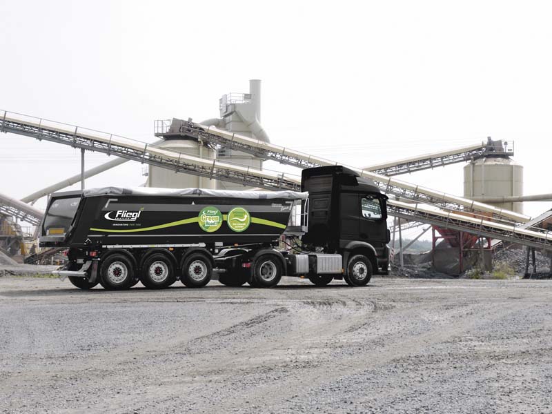 Greenlight ist die Strategie für niedrige Life-Cycle-Kosten, die Fliegl Trailer beim Chassis- und Mulden-Bau auch künftig konsequent verfolgen wird.  (Foto: Fliegl Fahrzeugbau GmbH)