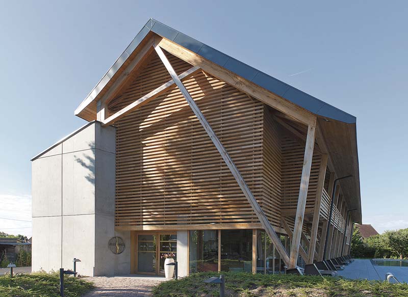 Moderne Interpretation eines elsässischen Tabak-Schuppens: In der Vorhang-Fassade aus großflächigem Sichtbeton sorgt der Schöck-Thermoanker für erdbebensichere Stabilität und höchste energetische Effizienz.    (Foto: Schöck Bauteile GmbH)