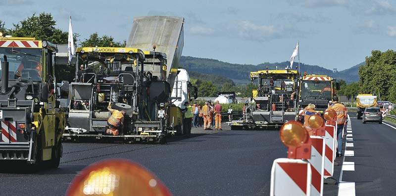 Walzen und Fertiger im Einsatz: Das Forschungsprojekt „Robot – Straßenbau 4.0“ soll die Automatisierung des Einbauprozesses weiter forcieren.   (Foto: Thomas L. Fischer / Strabag AG)