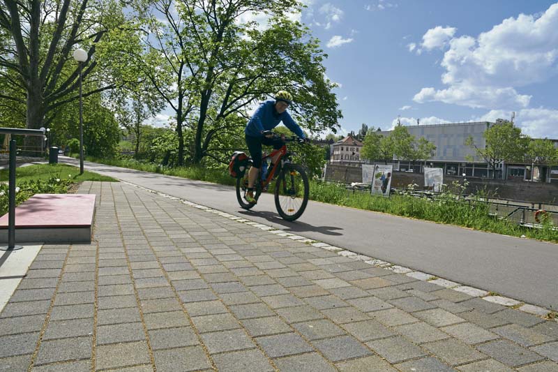 Eine zentrale Treppenanlage zieht sich bis auf den Neckardamm und schafft einen besseren Zugang zum Neckar.   (Foto: Adolf Blatt GmbH + Co. KG)