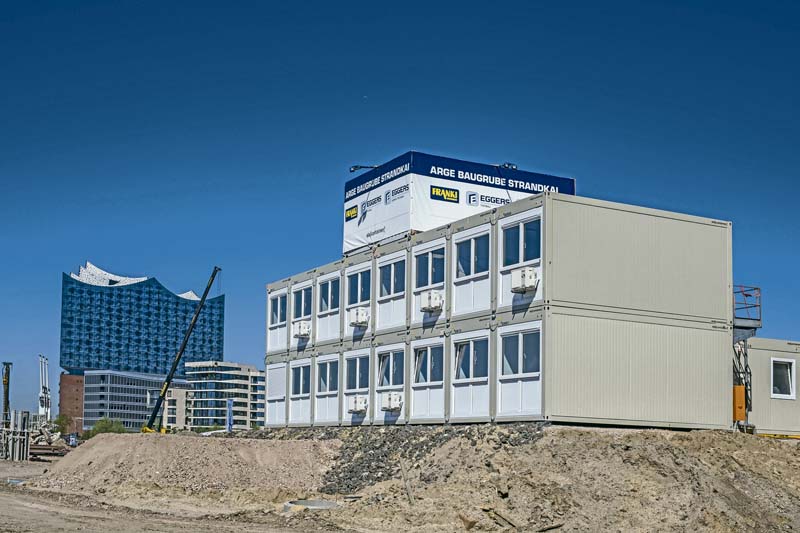 Vor der Kulisse der Elbphilharmonie unterstützt Ela bei der Erschließung eines Wohngrundstücks.    (Foto: Ela Container GmbH)