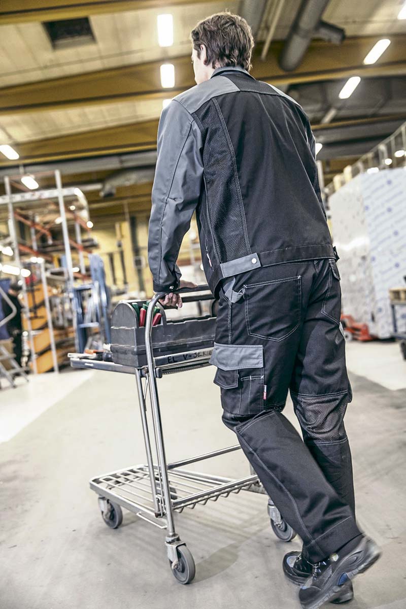 Durch das geringes Gewicht von 245 Gramm pro Quadratmeter ist die Arbeitskleidung der Icon Cool-Kollektion sehr gut für leichte Aktivitäten und Arbeiten geeignet, bei denen robuste, schwere Bekleidung nicht notwendig ist.  (Foto: Fristads Kansas Deutschland GmbH)