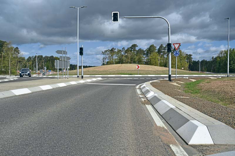 Der Turbo-Kreisverkehr mit drei Bypässen im pfälzischen Weilerbach bei Kaiserslautern wurde mit Hilfe der Bordstein-Klebetechnik erstellt.    (Foto: Hermann Meudt Betonsteinwerk GmbH)