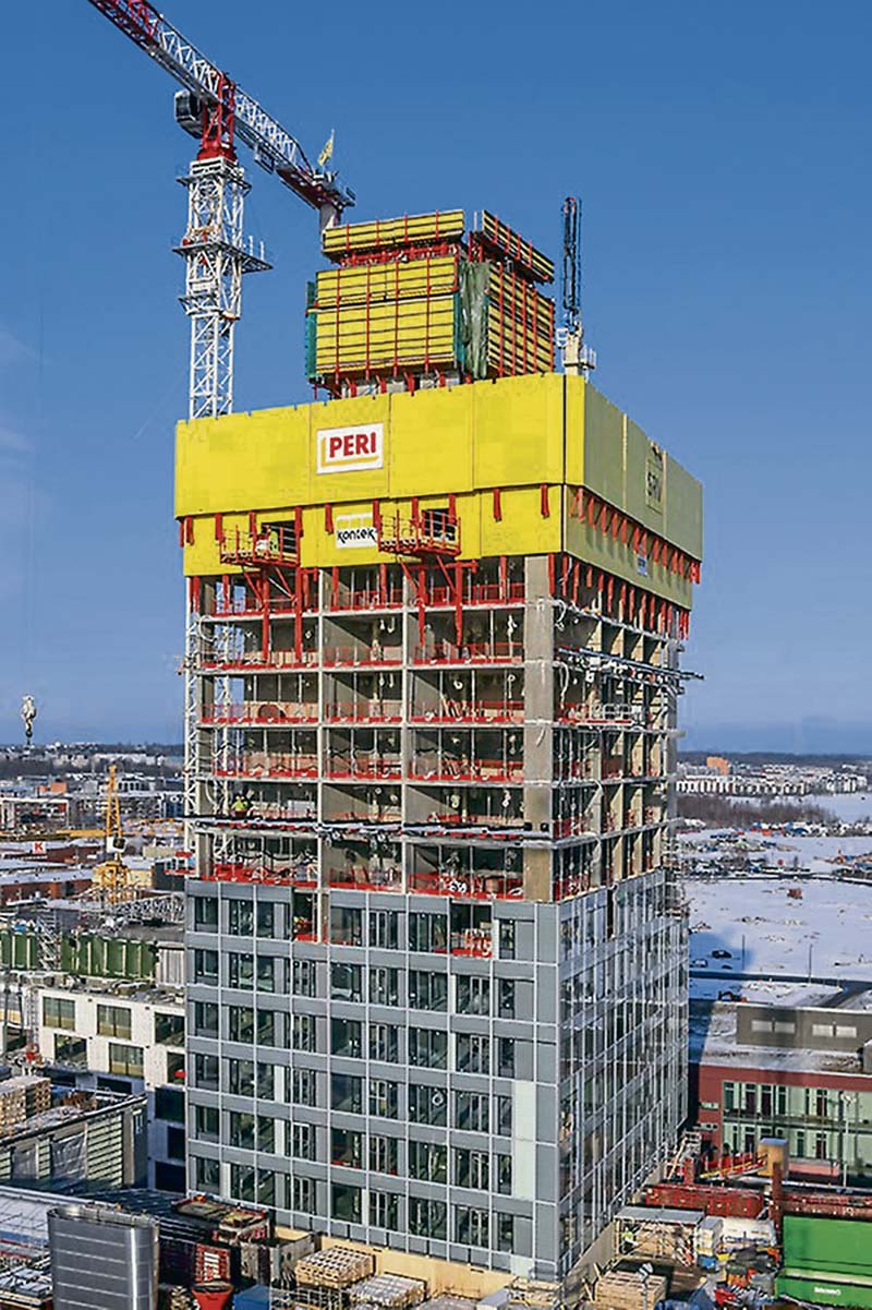 Beim Bau des 134 Meter hohen Wohngebäudes hatte Sicherheit höchste Priorität. Als Einhausung und Absturzsicherung diente die Peri-Kletterschutzwand RCS P.       (Foto: PERI GmbH)
