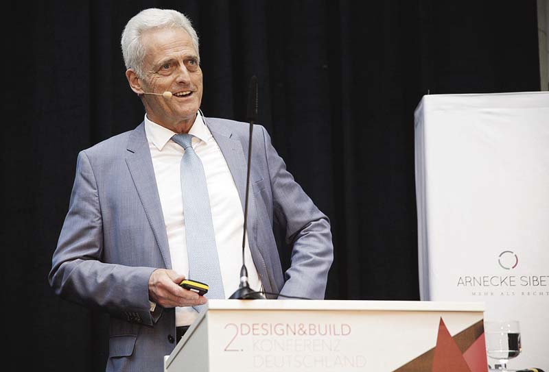 Der ehemalige Bundesminister für Bau und Verkehr, Peter Ramsauer, sprach sich auf der  „2. Design & Build Konferenz“ für eine Reduzierung der Umweltvorschriften am Bau aus.    (Foto: Ralph Bergel)