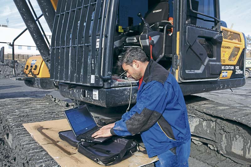 Von der Maschine gespeicherte Fehlercodes liest der eberle-hald-Servicetechniker Edgar Boden vor Ort mit dem Laptop aus.   (Foto: eberle-hald Handle und Dienstleistungen Metzingen GmbH)
