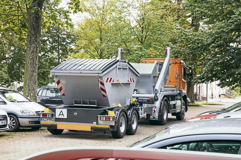Den Anhänger parken, die zweite Mulde mal eben solo durchstauschen und dann voll beladen zurück zum Entsorgungsbetrieb.    (Foto: Hüffermann Transportsysteme GmbH)