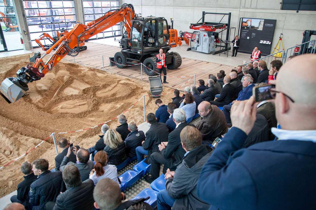 Kunden-Vorführung einer besonderen Kiesel-Anwendung für Bagger bei der Eröffnung des Coreums (Foto: Florian Miehe/Kosmos GmbH )