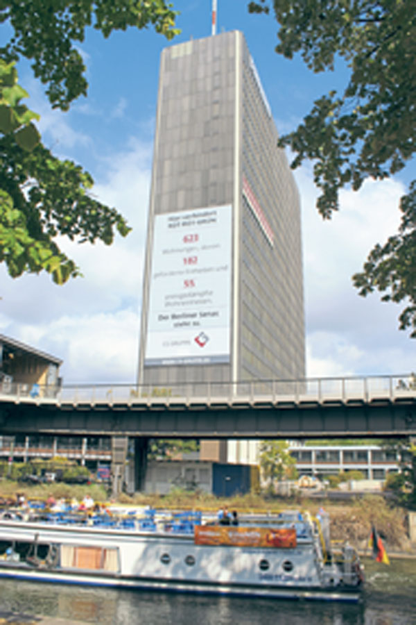 as umstrittene Protestbanner der CG Grupper auf dem  Postscheckamt in Berlin – der Senat will es weghaben, doch ein Gerichtsbeschluss erlaubt es. (Foto: Zacharias)